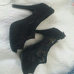 Apt9 Black Lace Booties sz9
